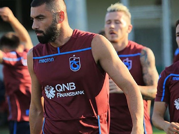 Beşiktaş, Burak Yılmaz için kapıyı çaldı ama Trabzonspor kararlı. Bordo-mavili futbolcuyu kiralamak isteyen Beşiktaş’a düşünmeden ‘Hayır’ diyen Trabzonspor, 4.5 milyon Euro’dan aşağı bir rakama bu transfere sıcak bakmıyor. (Fanatik)
