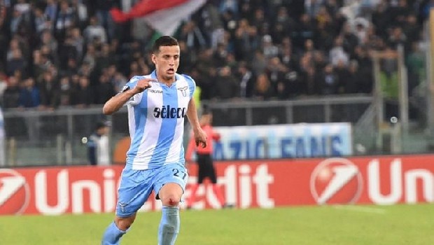Defans hattında çok sayıda değişiklik yapmak için kolları sıvayan Galatasaray Yönetimi’nin, genç oyuncu takviyesi doğrultusunda radarına takılan isim Luiz Felipe. Lazio’nun 21 yaşındaki Brezilyalı futbolcusunu renklerine bağlamayı hedefleyen Sarı-Kırmızılılar, bu hafta İtalya’ya çıkarma yaparak işi resmiyete dökmeye çalışacak. Ana plan, savunmada Miranda’nın tecrübesiyle, Luiz Felipe’nin genç, teknik ve tempolu oyun stilini birleştirebilmek. (Fanatik)