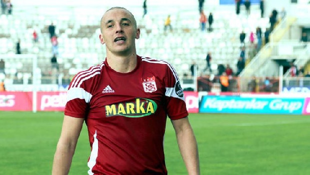 Rizespor’daki 6 aylık sözleşmesi sona eren Aatif için Sivasspor devreye girdi. Rıza Çalımbay’la el sıkışan Yiğidolar, eski kralına teklif götürdü. Tarafların anlaşmasına kesin gözle bakılıyor. (Fanatik)