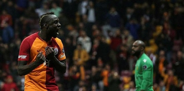 Galatasaray'ın golcü futbolcusu Mbaye Diagne'ye Çin kulübü takımlarından Guangzhou Evergrande talip oldu. Çin kulübü yetkilileri golcü futbolcuyu gündemine aldı. Kostas Mitroglou ile yollarını ayrımayı planlayan Galatasaray'da diğer bir golcüsü Mbaye Diagne de takımdan ayrılmaya hazırlanıyor. Buna göre Senegalli futbolcuya Çin Ligi ekiplerinden Guangzhou Evergrande takımı talip oldu. Sarı-kırmızılılar, bonuslarla birlikte 13 milyon euroya transfer ettiği Mbaye Diagne'yi ona yakın bir bonservis bedeli ile transferine izin verecek. Senegalli futbolcu bu sezon Spor Toto Süper Lig'de 30 golle gol krallığına ulaşmıştı. (Fotomaç)