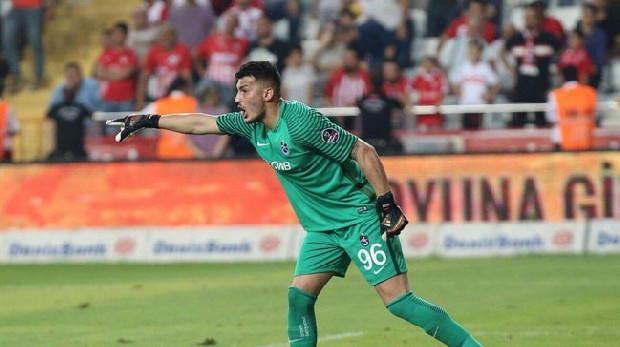 Trabzonspor'un 23 yaşındaki kalecisi Uğurcan Çakır, Liverpool’un dikkatini çekti. (Akşam)