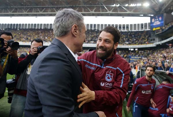 Olcay için Demir Grup Sivasspor devrede. Teknik direktörlüğe gelen Rıza Çalımbay'ın oyuncuyla bizzat görüştüğü ve ikna etmeye çalıştığı öğrenildi.