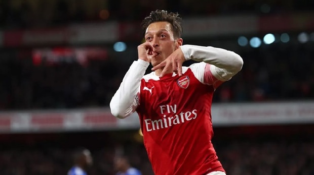 F.Bahçe Başkanı Ali Koç, kabus gibi geçen bir sezonun ardından Sarı-Lacivertli taraftarların gönlünü almayı çok istiyor. Başkan Koç’un en büyük hayali ise Mesut Özil transferi… Arsenal’in Türk yıldızı için sessiz ve derinden bir çalışma yürüten Fenerbahçe başkanı, yıldız futbolcudan “olur”u aldı. Ancak transferin önündeki en büyük engel Mesut’un haftalık 350 bin poundluk maaşı… İngiliz ekibinin maaş yükünden kurtulmak için kiralamaya sıcak baktığı Mesut için sponsor arayışı sürüyor. (Güneş)