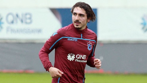 Trabzonspor yönetimi, Abdülkadir Ömür için İngiliz devi Manchester City’den gelecek teklifi bekliyor. Ahmet Ağaoğlu ısrarla“Satmayacağım” dese de astronomik bir bonservis bedeli kendisini ikna edebilir. (Fanatik)