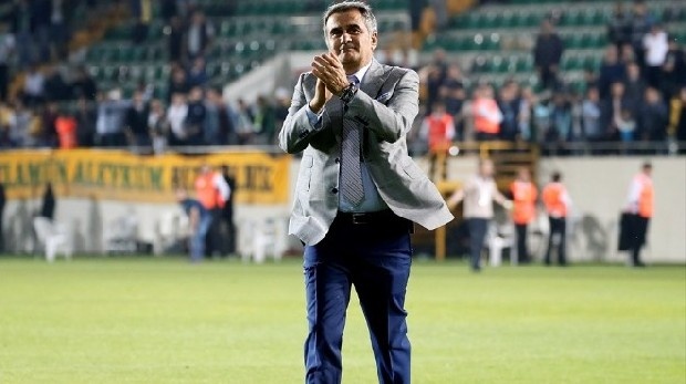 Beşiktaş maça çıkmıyor
Ancak Güneş'i bu kararında en çok etkileyen ise, Beşiktaş Yönetimi'nin derbide yaşanan olaylar nedeniyle karşılaşmanın kalanına çıkmama kararı alması. Başkan Fikret Orman ve yöneticilerin, Şenol Güneş'e destek olarak böyle bir karar alması nedeniyle, Şenol Güneş, Beşiktaş'taki kariyerini sürdürmek de istiyor. Kalan 3 haftanın ardından yönetimle bir görüşme yapacak olan Güneş'in, nasıl bir karar alacağı her kesim tarafından merakla bekleniyor.
