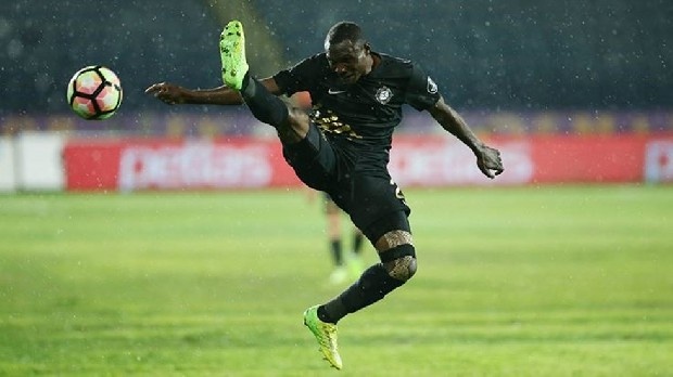 Trabzonspor'dan Umar Aminu için yeni formül
Trabzonspor, uzun süredir kadrosunda görmek istediği Umar Aminu için yeni bir formülü devreye sokmaya hazırlanıyor. 1. Lig’e düşen Osmanlıspor’un kapısını, “1 yıl bizde kiralık oynasın, göz önünde kalsın” diyerek çalacak Trabzonspor, oyuncunun Bordo-Mavili formaya sıcak bakması avantajını kullanacak.

Trabzonspor, yeni sezon hazırlıklarının başlamasına kısa bir süre kala transferde hızlanıyor. Bu paralelde Karadeniz ekibinin listesine her geçen gün yeni bir isim giriyor ama asıl hedefte yer alan isimler konusunda yönetim formül üzerine formül hazırlıyor.

Asbaşkan Hayrettin Hacısalihoğlu’nun da bizzat doğruladığı Osmanlıspor’un yıldızı Umar Aminu için Bordo-Mavililer, satın alma seçeneğini bir kenara bıraktı. Başkent ekibinin kapısı bu kez kiralama seçeneği ile çalınacak.

‘Değeri de artar’
Osmanlıspor’un Süper Lig’den 1. Lig’e düşmesini avantaj olarak gören Trabzonspor’un yöneticilerinin, “Anlaşalım, Umar Aminu 1 sezon bizde kiralık oynasın. Hem böylece piyasası da düşmez, tersine yükselir. Gelecek sezon tekrar bu konuyu görüşürüz” diyeceği öğrenildi. Bu noktada Umar Aminu’nun Trabzonspor’a çok sıcak bakıyor olması da Bordo-Mavililer’in en büyük kozu durumunda.