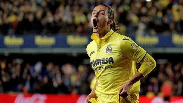 Fenerbahçe'den Enes Ünal'a kiralama teklifi
Fenerbahçe Sportif Direktörü Comolli'nin dirsek temasını sürdürdüğü forvet Enes Ünal ile ilgili sürpriz gelişmeler yaşanıyor.

Milli oyuncu son olarak Villareal'in 1-1 berabere tamamladığı olaylı Marsilya maçının kadrosuna alınmadı.

İspanyol ekibin hocasının, Enes'i yarınki Montpellier ve 28 Temmuz'daki Sheffield Wednesday hazırlık maçlarının kadrosuna almayı düşünmediği iddiaları ise Comolli'nin heyecanını daha da artırdı. F.Bahçe, bu maçlarda iddialar gerçek olur Enes oynamazsa İspanyol ekibiyle temas kurarak, oyuncuyu bir yıllığına kiralamak için teklif yapacak.