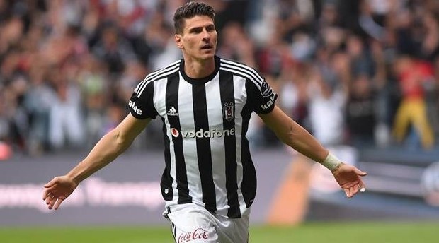 MARIO GOMEZ | FIORENTINA >> BEŞİKTAŞ | 2015 | Komple forvetin tanımı olan Gomez, Beşiktaş’ta yaşadığı şampiyonluk ve gol krallığından sonra yeniden Almanya Milli Takımı'na seçilmişti.