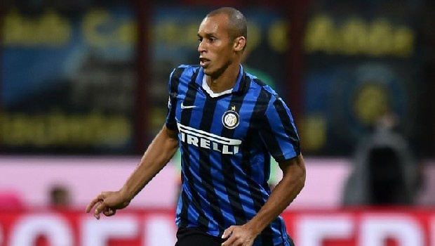 Aslan, Miranda’yı gözüne kestirdi. Maicon’la yolları ayırmaya hazırlanan Sarı- Kırmızılılar, Inter’in 34 yaşındaki stoperini renklerine bağlamak istiyor. Miranda, İtalyan ekibinin son 2 maçında kadroya bile alınmadı. Sezon sonunda kontratı bitecek olan tecrübeli savunmacının Ocak ayında Milano’dan ayrılma ihtimali çok yüksek. Galatasaray, bu transferi gerçekleştirmek için, Brezilyalı kaleci antrenörü Taffarel’i de devreye sokmaya hazırlanıyor. (Fanatik)