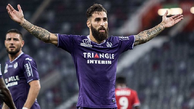 30 yaşındaki Türk pasaportlu İsveçli yıldız Jimmy Durmaz, Galatasaray’ın Şampiyonlar Ligi’nde mücadele edecek olması nedeniyle gelen teklife ‘Evet” dedi. (Sabah)