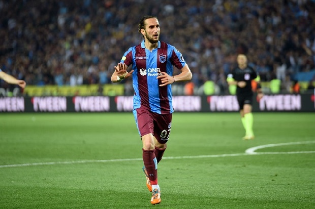 Fransa Ligue 1 takımlarından Lille, Trabzonspor'un genç yıldızı Yusuf Yazıcı, için kendi kulüp tarihlerine geçecek bir teklifte bulundu. Lille'in yaptığı teklif 12 milyon Euro peşin, 4 milyon Euro bonus ve sonraki satış hakkında payı kaplıyor. (Fotospor)