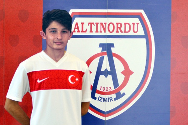 Trabzonspor, Altınordu kulübünden Atakan Gündüz ve Salih Kavrazlı'yı renklerine bağladı. (A Spor)