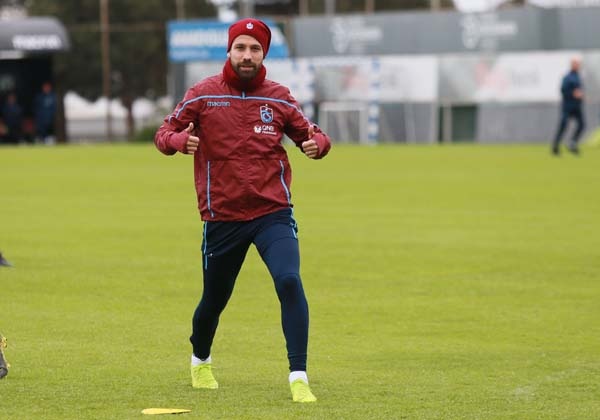 Olcay’ın, aslen Sivaslı olan Borussia Dormund’un stoperi Ömer Toprak’la Sivas’ta fotoğraf paylaşması da, transfer iddialarını güçlendirdi.
