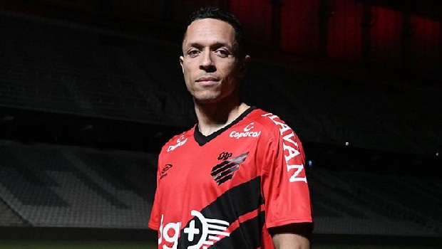 Beşiktaş'la sözleşmesi sona eren 34 yaşındaki sol bek oyuncusu Adriano, Brezilya ekibi Athletico Paranaense ile 2020 yılının sonuna kadar sözleşme imzaladı.