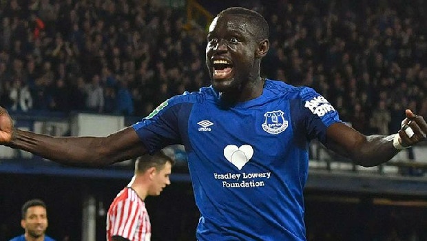 Niasse artık çok yakın!
Everton’da 5. santrfor durumuna düşen Oumar Niasse ayrılmak istediğini yönetime bildirdi. Senegalli, Türkiye’ye dönmek isterken, Ada ekibinin bonserviste sorun çıkartmayacağı kaydedildi.

Bordo-Mavililer’in istediği santrforlardan birisi olan Oumar Niasse artık Trabzonspor’a çok yakın... 2015-16 sezonunun devre arasında 18 milyon Euro bedelle Everton’a transfer olan Senegalli golcü, İngiliz ekibinde fazla forma şansı bulamadı. Hull City ve Cardiff’e kiralanan 29 yaşındaki oyuncu, yeni sezon öncesinde de takımda 5. santrfor durumuna düştü. Calwert Lewin, Richarlison, Moise Kean ve Cenk’in arkasında kalan Niasse ayrılmak istediğini yönetime bildirdi.

Trabzon’un da ilgisinden memnun olan başarılı oyuncunun, Türkiye’ye dönmeye sıcak baktığı ve bu nedenle Karadeniz ekibinin teklifine yeşil ışık yaktığı bildirildi. Ada ekibinin de bonservis için sorun çıkartmayacağı gelen haberler arasında. (Fanatik)