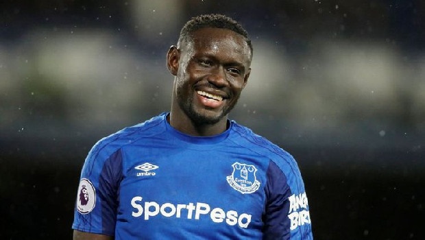 Trabzonspor'da varsa yoksa Niasse
Daniel Sturridge defterini kapatan Karadeniz devinde gözler artık Oumar Niasse’ye çevrildi. everton ile yapılan pazarlıklarda büyük aşama kaydedildiği öğrenildi.

İngiliz ekibi Crystal Palace’dan Alexander Sörloth’u kadrosuna katan ancak bir golcü daha arayan Trabzonspor’da, Daniel Sturridge defteri kapandı. Amerika’da tatilini sürdüren İngiliz futbolcu ile uzun zamandır temas halinde olan Bordo-Mavili yönetim, transferi sonuçlandıramadı.

Genel Sekreter Ömer Sağıroğlu da “Sturridge teklifimize olumsuz yanıt verdi” sözleri ile bu gelişmeyi duyurdu. Bunun üzerine Fırtına’da gözler Oumar Niasse’ye çevrildi.

Adebayor da masada
Senegalli santrfor için Everton ile pazarlıklarını sürdüren Karadeniz devi, görüşmelerde büyük aşama kaydetti. 2013-14 yılları arasında ülkemizde Akhisar forması giyen 29 yaşındaki forvetin de Türkiye’ye dönmek için İngiliz ekibine baskı yaptığı öğrenildi. Niasse için dört koldan çalışmalarını sürdüren Fırtına, Başakşehir’den ayrılan Emmanuel Adebayor’la da temas halinde. (Fanatik)