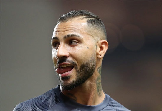 Ricardo Quaresma
Beşiktaş'ın tartışmalı adamı Ricardo Quaresma, kariyeriyle her daim takipte olan oyuncular arasında yer alıyor. Çin kulüplerinin Beşiktaş ile aracılar vasıtasıyla temasa geçtiği de biliniyor. Beşiktaş'ın Quaresma'yı bonservisi ile göndermek için son şansı bu yaz olabilir.