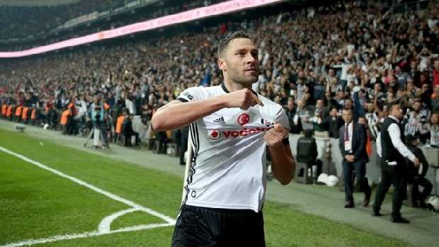 Dusko Tosic: 2015 yılında bedelsiz olarak Beşiktaş'a gelmiş ve gösterdiği performansla herkesin beğenisini kazanmıştı. Çin'in Guangzhou R&F takımına 4.5 milyon Euro bedelle transferi gerçekleşti.