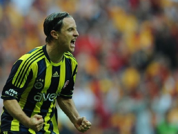 RETO ZIEGLER | JUVENTUS >> FENERBAHÇE | 2013 | 3 Temmuz sürecinde ayrılan Andre Santos’un yerine gelen İsviçreli sol bek, derbilerde gösterdiği performansla sarı-lacivertli taraftarların gönlünde taht kurdu.