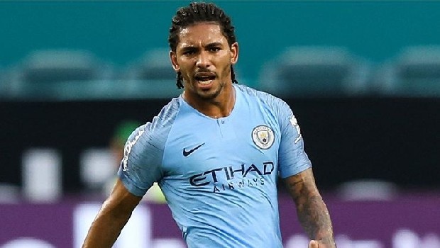 Galatasaray'da Luiz sürprizi!
Manchester City’nin yine çalışma izni alamadığı genç orta alan oyuncusunu Galatasaray’ın istediği iddia ediliyor...

Transfer döneminin bitimine iki haftaya yakın bir süre kala girişimlere hız veren Galatasaray'ın gündemine sürpriz bir isim girdi.

Sarı-Kırmızılılar'ın Manchester City'nin kadrosunda yer alan Douglas Luiz'i istediği öne sürülüyor.

İngiliz kulübünün 1 yıl önce transfer ettiği Brezilyalı orta alan oyuncusu için yine çalışma izni çıkaramadı. Galatasaray'ın Luiz'i kiralamak istediği öne sürülüyor. (Takvim)