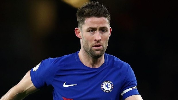 İngiliz ESPN kanalı Chelsea menajeri Sarri’nin, “Cahill A takımına her zaman yardım edebilecek yetenekte” demesine rağmen kaptanın Galatasaray’dan aldığı teklifi değerlendirmek istediğini izleyenlerine duyurdu. Cahill’in yedek kulübesinde bile yer almadan devamlı tribünde oturmak istemediğini yönetimle paylaştığı belirtildi.