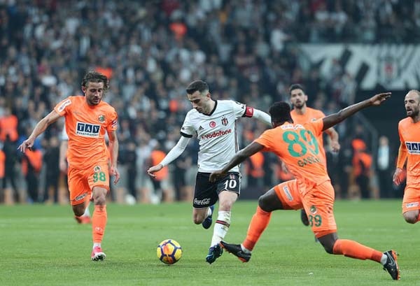 7- Oğuzhan Özyakup - Beşiktaş - Güncel Piyasa Değeri: 8 milyon Euro - Düşüş: 6 milyon Euro