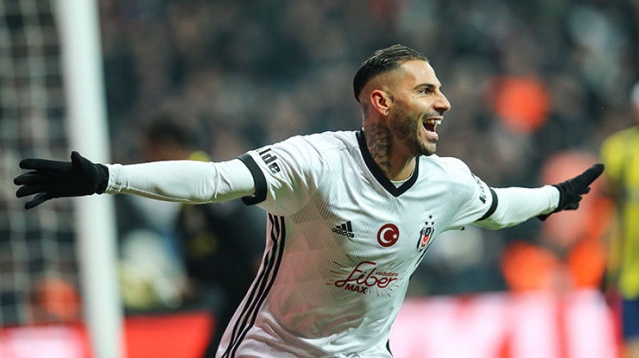 QUARESMA
Ligdeki maçın bir diğer yıldızı ise Ricardo Quaresma'ydı. Atttığı 2 gollle takımını galibiyete taşıyan Portekizli, trivela golüyle de Avrupa basınında geniş yer buldu.