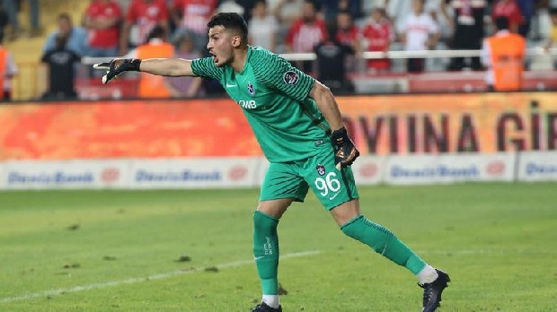 Trabzonspor'un genç file bekçisi Uğurcan Çakır'a İngiltere Premier Lig ekiplerinden Manchester United talip oldu.