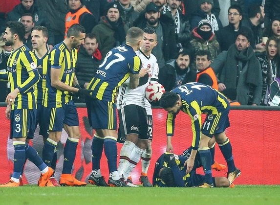 Resmen oyuna getirildim" açıklamasını yaptı. Alper, twitter'dan bir özür mesajı yayımlarken, aşırı kazanma hırsının kurbanı olduğunu kaydetti.