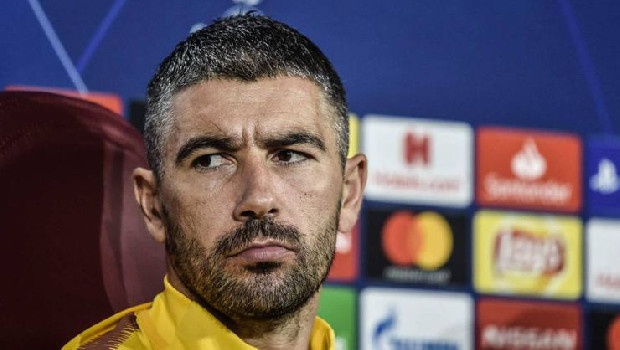 Aleksandar Kolarov’la her konuda anlaşan Fenerbahçe, kulübü Roma ile İtalya’da pazarlıkları sıklaştırdı. İtalyan ekibi bonservis konusunda kapıyı 4milyon Euro’dan açarken, Sarı-Lacivertliler bu rakamı yarı yarıya düşürmeye çalışacak. (Fanatik)