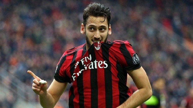 Milan'da inişli çıkışlı bir sezon geçiren Hakan Çalhanoğlu'nun geleceği ile ilgili İtalyan basınından yeni bir haber geldi. Corriere dello Sport Gazetesi, Milan'ın, milli futbolcuyu satmayı planladığını ve 15-16 milyon Euro'luk bir bonservis bedeli beklediğini yazdı.
