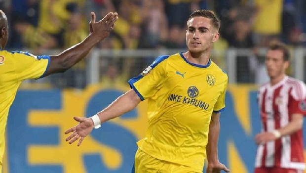 Finansal borçlarını 2 yılı anapara ödemesiz olmak üzere 5 yıl vade ile yapılandırma sözleşmesini imzalayan Beşiktaş rotasını transferlere çevirdi. Siyah-beyazlılar, önce Tyler Boyd ile resmi mukavele yapacak ardından stoperler Vitor Hugo ve Timothee Kolodziejczak arasında karar verilecek. (Sabah)