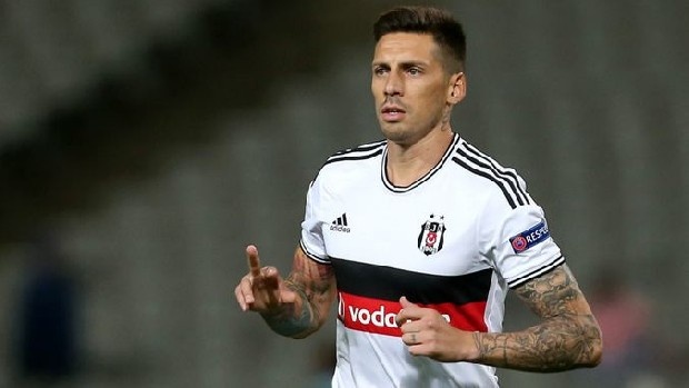 Jose Sosa: Metalist Kharkiv'den önce 1.4 milyon Euro'ya kiralandı, sezon sonu 2 milyon Euro'ya bonservisi alındı. İtalyan devi Milan'a 7.5 milyon Euro'ya satıldı.
