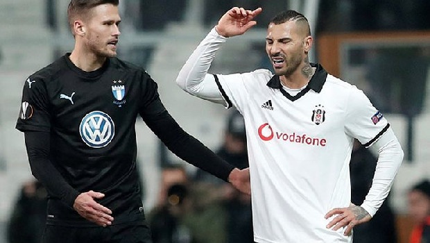 Teknik direktör Şenol Güneş ile sözleşme uzatmaya hazırlanan Beşiktaş yönetimi, tecrübeli hocanın kararları doğrultusunda 6 futbolcunun Antalya kampına götürülmemesini de onayladı. Yıldız oyuncu Quaresma ve Fenerbahçe'yle transferi gündemde olan Tolgay Arslan kadroda yoklar...