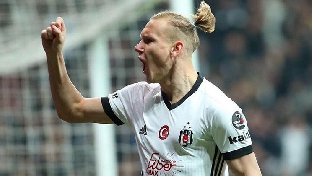 Siyah-Beyazlı formayla ortaya koyduğu istikrarlı görüntüyle alkış toplayan Domagoj Vida, transfer döneminin de gözdelerinin arasında yer almaya devam ediyor. İngiltere ve İtalya’dan birçok kulübün radarında bulunan başarılı oyuncunun, geleceğiyle ilgili olarak kararını verdiği ortaya çıktı. İlk etapta 2022’ye kadar süren sözleşmesine sadık olmayı planlayan tecrübeli futbolcunun, kulüpteki ekonomik kriz sebebiyle maaşını düzenli olarak alma konusunda sıkıntı yaşaması sebebiyle ayrılmaya yeşil ışık yaktığı kaydedildi. Beşiktaş Yönetimi’nin de 10 milyon Euro’luk bir teklif gelmesi halinde Vida’yı gönderebileceği konuşuluyor. (Fanatik)
