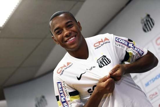 ROBINHO
Dönemin Fenerbahçe yönetimi, Diego'nun da yer aldığı transfer raporunun diğer genç ismi Robinho'ya henüz 18 yaşında olması nedeniyle sıcak bakmadı.