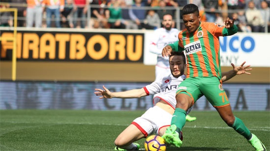 Junior Fernandes
Alanyaspor'da Vagner Love ile olan uyumu ile parıldayan Junior Fernandes, Love'ın Beşiktaş'a transferinin ardından takımdaki sorumluluğu arttı.Bu sezon attığı gollerle Alanya'nın gol yollarındaki önemli isimlerinden biri olarak öne çıkan 29 yaşındaki oyuncu, transfer yapabilecek bir performans ortaya koyuyor.