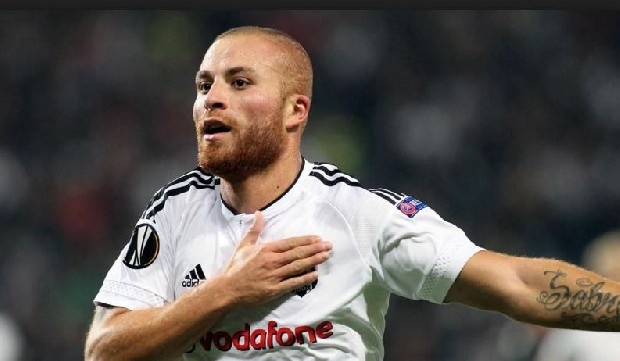 Dünkü antrenman öncesinde oyuncularını etrafına toplayan tecrübeli teknik adamın, Gökhan Töre'ye bir sonraki maç için hazır olması talimatını verdiği bildirildi.