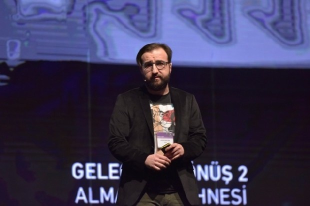 Serdar Ekrem Şirin kimdir?
Serdar Ekrem Şirin, Türk Hava Yolları’nda uzun süre Reklam Müdürü olarak çalıştı. 2008-2014 yılları arasında THY’de de görev yapan Şirin daha sonra sosyal medyaya yönelerek video içerik üreticiliği yapan bir şirket kurdu. Dünyada Yılın pazarlamacısı ödülünün de sahibi olan Şirin, 1996-2001 yılları arasında Boğaziçi Üniversitesi’nde Sosyoloji eğitimi aldıktan sonra 2002- 2006 yıllarında Marmara Üniversitesi’nde Kamu ve Uygulamalı Tarih’te master yaptı. Sonrasında ise İstanbul Üniversitesi’nde 2007 – 2016 yılları arasında sosyoloji dalında doktora yaptı.