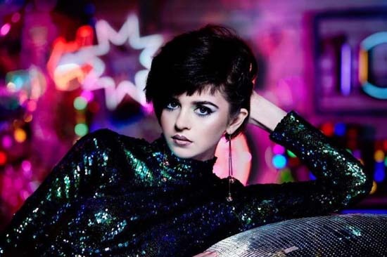 1- ChloeLock
Kendisi her ne kadar profesyonel bir yayıncı ve oyuncudan çok bir model olarak görülse de ,ki kendisi Britain’sNext Top Model yarışmasındaki finalistlerden biriydi, kendisi bir yayıncı. 20 yaşındaki Chloe psikoloji öğrencisi, model ve bütün bunların arasında yayın yapacak zamanı da buluyor. Kendisini geek bir genç olarak tanımlayan Chloe bu günlerde Outlast, Counter Strike: Global Offensive, H1Z1 ve “In Real Life” yayınları yapıyor. Chloenerd oyuncularla ilgili klişeyi bozan bir yayıncı.