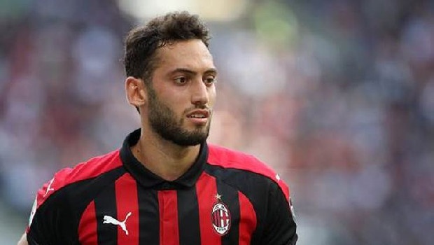 Milli yıldız Hakan Çalhanoğlu, TRT Spor'a yaptığı açıklamada, "Ben Milan'dayım. Milan takımının futbolcusuyum. Burada mutluyum. Şu an için böyle bir şey söz konusu değil. Haftasonu oynanacak maça hazırlanıyorum." ifadelerini kullandı.