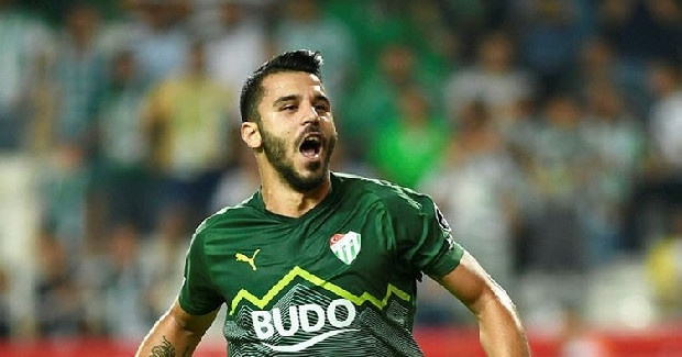 Galatasaray’da yerli operasyonu devam ediyor… Yusuf Erdoğan’ın yanı sıra Aytaç Kara’nın da sarı-kırmızılı ekibe imza atmasının an meselesi olduğu iddia edildi. Aytaç için en büyük sıkıntı ise Başakşehir’in de devrede olması. (Fotospor)
