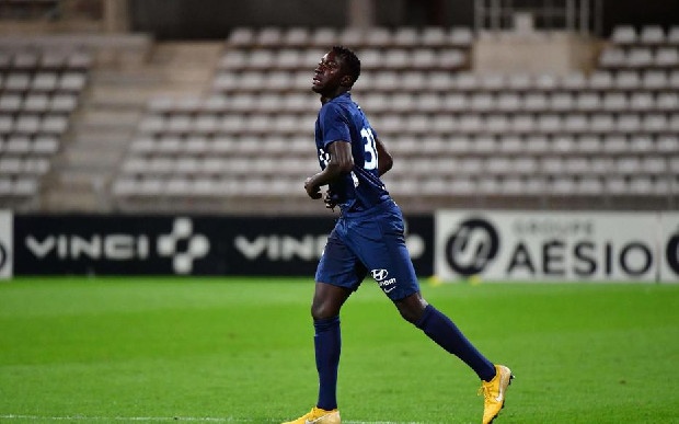 Galatasaray'ın Fransa Ligue 2 takımlarından Paris FC'de forma giyen Silas Wamangituka ile ilgilenmeye devam ettiği iddia edildi. Paris FC'nin  Silas Wamangituka'nı takımdan ayrılması için en az 6 milyon Euro'luk teklif beklediği kaydedildi. Bu bonservis bedelinin Toulouse ve Marsilya'ya geri adım attırdığı belirtildi. Ancak  Silas Wamangituka için Liverpool, Galatasaray, Benfica, Club Brugge, Nantes, Nice ve Lille'in transfer girişimlerine devam ettiğinin altı çizildi. (Le Parisien)