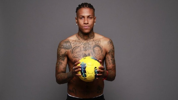 Abel Hernandez'i transfer etmek isteyen Trabzonspor oyuncuya 1.5 milyon Euro teklif etti. 1.5 milyon Euro'nun üzerinde teklifler alan Abel Hernandez'e, “Asya’da unutulmak, İngiltere’de ikinci ligde oynamak yerine Türkiye’de şampiyonluğa oyna” teklifi yapıldı. (Fotospor)