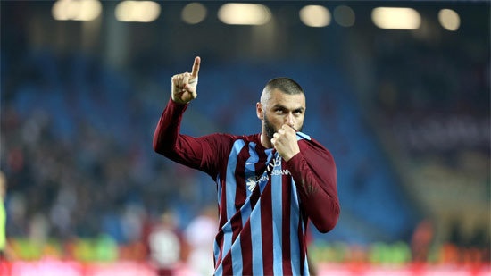 Burak Yılmaz
Trabzonspor'a geri döndükten sonra da gollerine ara vermeden devam eden Burak Yılmaz, ilerleyen yaşına rağmen performans olarak sorun yaşamadığını gözler önüne serdi. Rusya'dan ve Çin'den yine teklifler olduğu kaydediliyor.