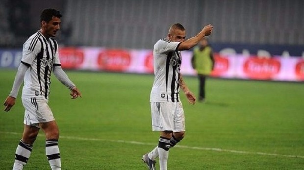 Başarılı çalıştırıcının, Göztepe'yle gelecek hafta oynanacak karşılaşmaya kadar Quaresma'nın yokluğunda Jeremain Lens ve Gökhan Töre'yi rekabete sokup, Hollandalı yıldızın performansını yeterli görmemesi halinde Töre'ye forma şansı verebileceği konuşuluyor.