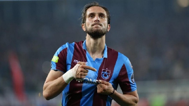 Yusuf Yazıcı'nın gelen tekliflerin değerlendirilmesini istemesi sonrasında Trabzonspor Başkanı Ahmet Ağaoğlu, oyuncunun menajerine yetki verdi. Ağaoğlu, Yusuf Yazıcı için 20 milyon Euro'nun üzerindeki her teklife görüşmeye hazır olduğunu belirtti. (Fotospor)