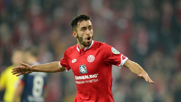 Hücum hattına alternatif oyuncu arayışını sürdüren Galatasaray, son olarak Yunus Mallı’yı gözüne kestirdi. 27 yaşındaki futbolcuyu ikna etmek için teknik patron Fatih Terim’in bizzat devreye girmesi bekleniyor. (Fanatik)