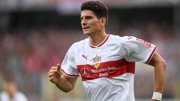 Adı Trabzonspor’la anılan Mario Gomez’in menajeri Ulli Ferber, Stuttgarter Zeitung ve Stuttgarter Nachrichten gazetelerine verdiği röportajda, ''Mario, geçen sezon küme düşen takımının yeniden lige dönmesi için yardım etmek istiyor. Bu yüzden kulüpten ayrılmak istemiyor'' sözlerini kullandı.
