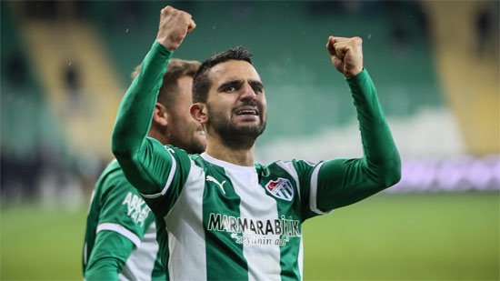 Aziz Behich
Bursaspor'un sol beki Aziz Behich, yeşil-beyazlı ekibin öne çıkan isimlerinden. Galatasaray ile de ismi uzun süre anılan Avustralya asıllı oyuncu, transfer yapmaya yakın isimlerden.